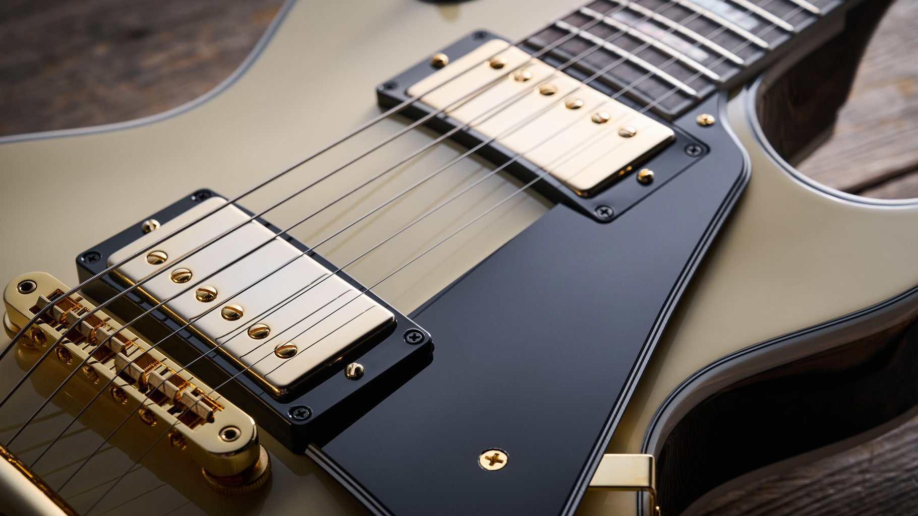 Gibson Les Paul Custom 70s in Buttercream (off-white) finish with gold hardware, block inlays and split-diamond headstock