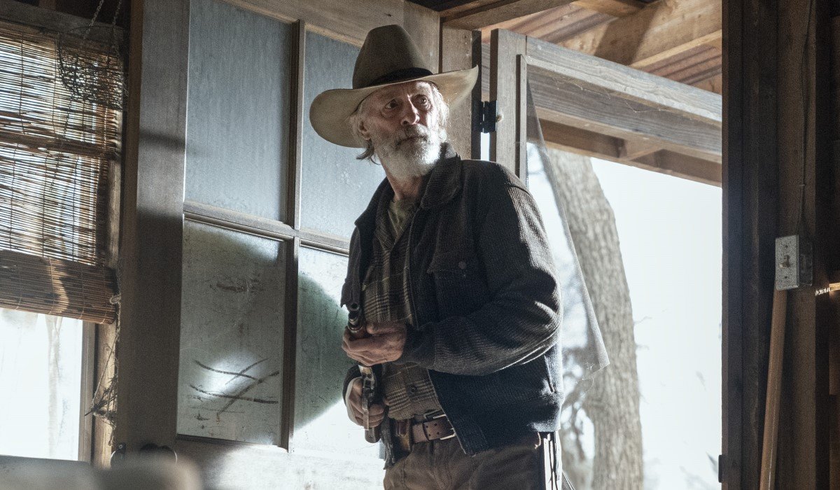 keith carradine's john dorie sr. arriving at cabin on fear the walking dead season 6