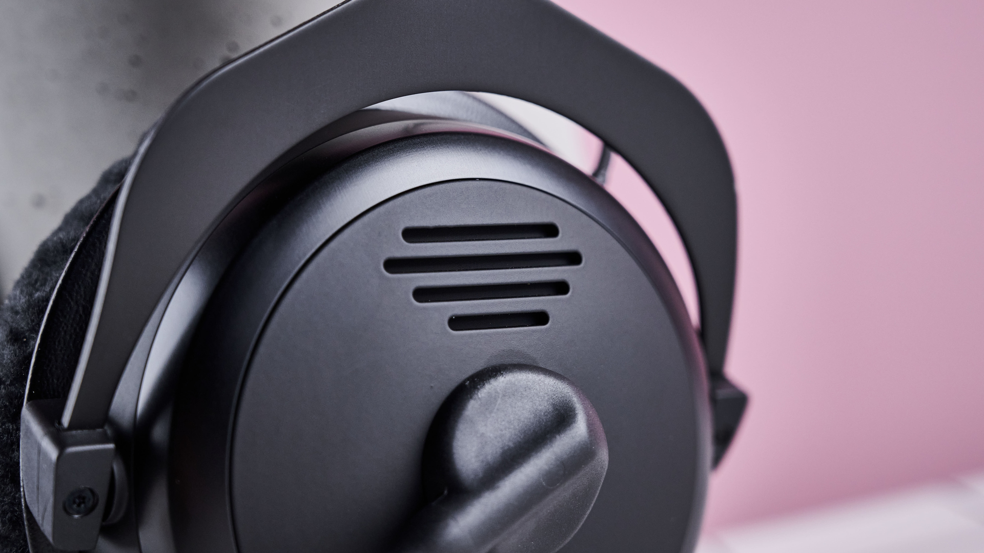 Primer plano de las parrillas del Beyerdynamic MMX 330 Pro