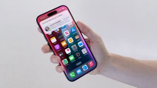 Una mano sujetando un iPhone mostrando la nueva Siri