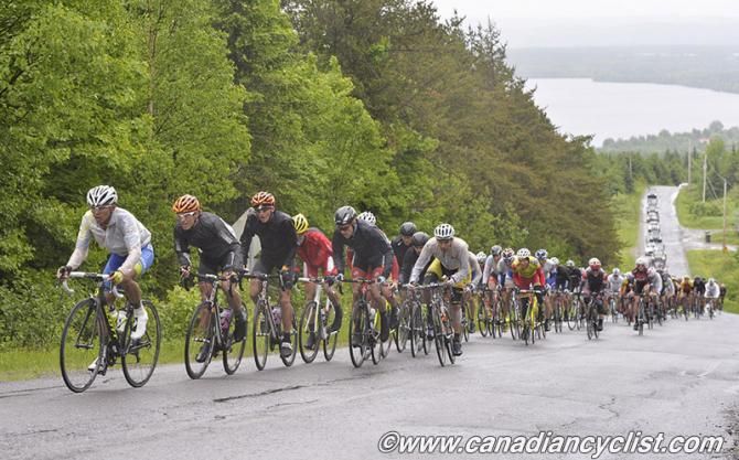 The peloton heads up KoM 2