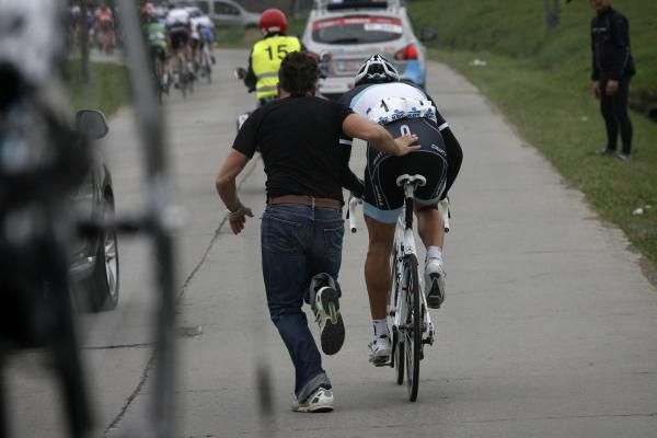Fabian Cancellara (Leopard - Trek) is pushed back into the race after a bike change