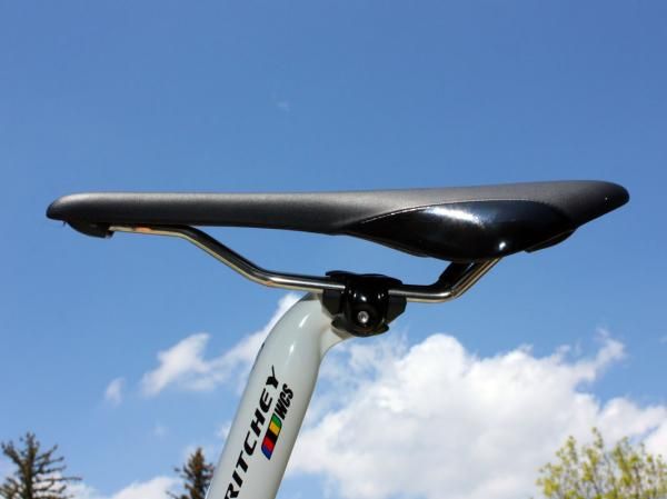 The fi'zi:k Antares Versus saddle is also rather flat from side-to-side, in contrast to the Aliante and Arione's more rounded profiles