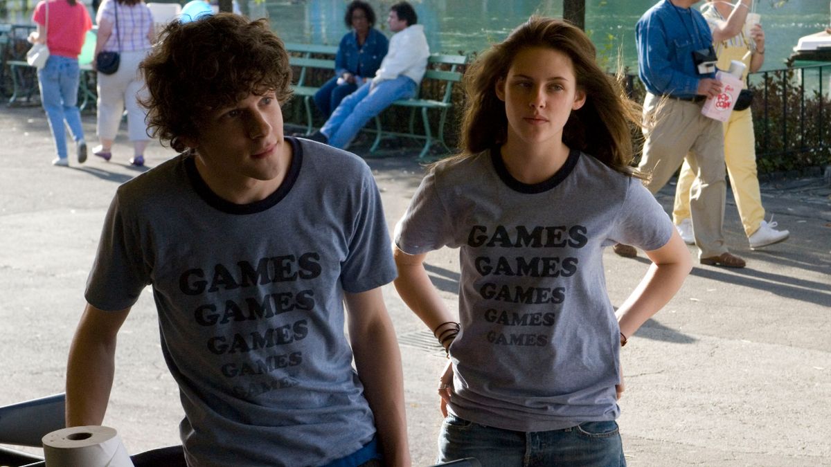 Jesse Eisenberg and Kristen Stewart in Adventureland