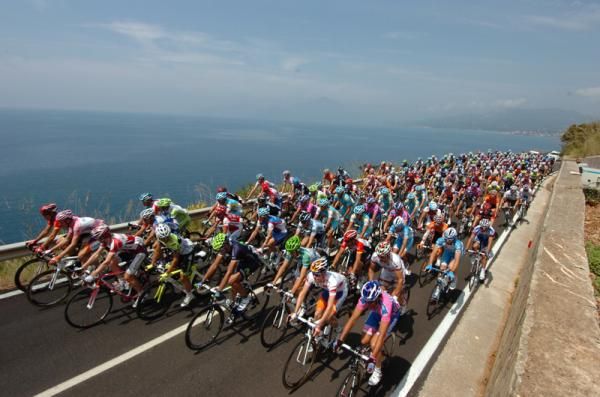 The peloton on stage 8 of the Giro d'Italia