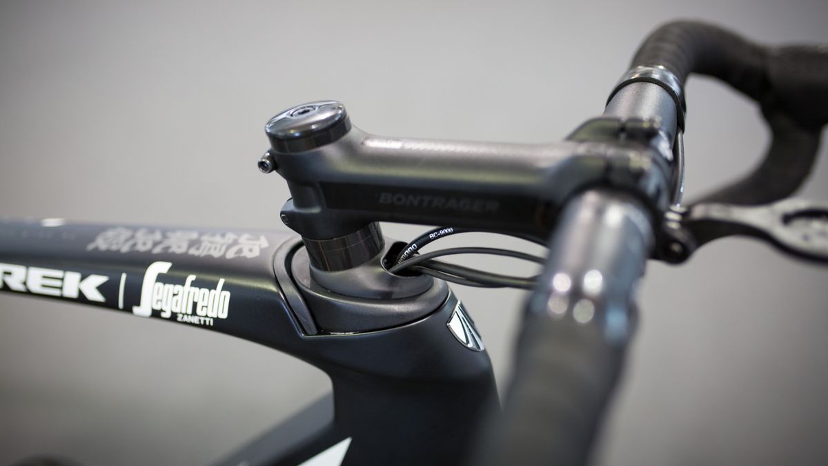 An inlet for the gear and brake cabling keeps things relatively neat at the front of the bike