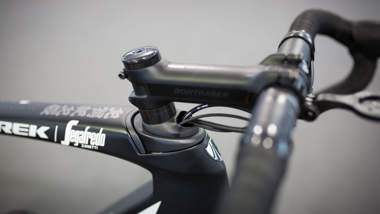 An inlet for the gear and brake cabling keeps things relatively neat at the front of the bike