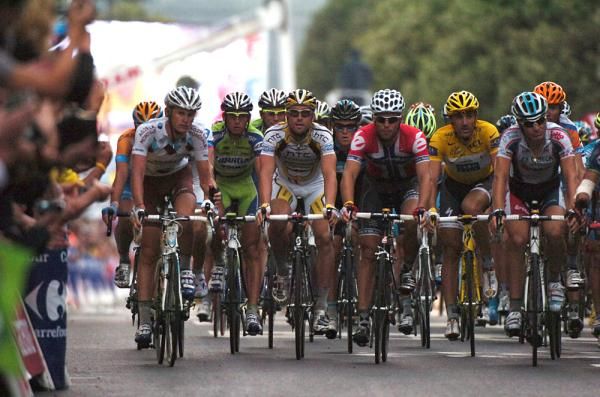 Maxime Bouet (AG2R) takes the "field sprint".