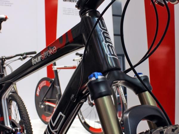 The redesigned FS01 continues on with a straight 1 1/8" head tube.