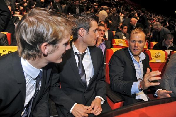 Thor Hushovd talks to the Schleck brothers