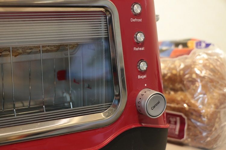 Dash Clear View image: This toaster comes with standard features for premium toasters, such as a bagel and a defrost setting.
