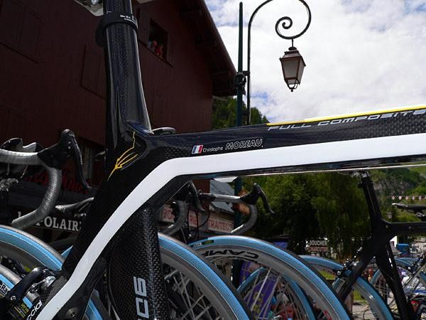 Moreau's Btwin FC900 is a lighter weight variant of the FC700 that the rest of the team was using by virtue of its more advanced carbon content.