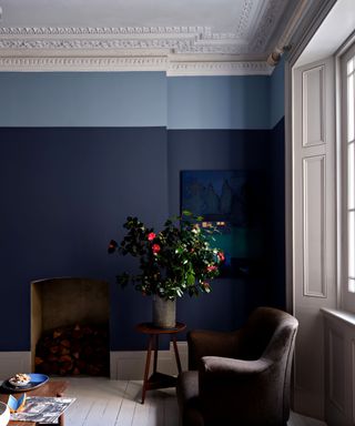 A living room with a white ceiling and walls in Kittiwake No.307 and Wine Dark No.308