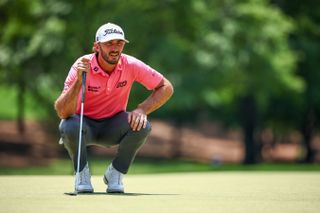 Max Homa lines up a putt