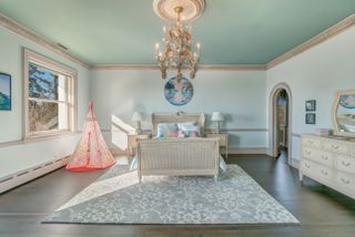 kids bedroom in Gloria Swanson mansion