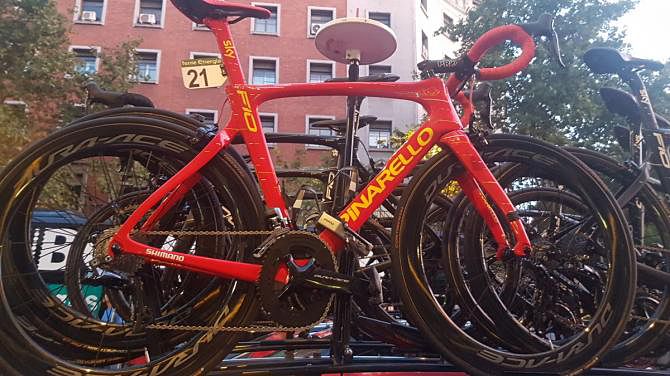 Froome had a custom painted Dogma F10 to commemorate his Vuelta a Espana victory