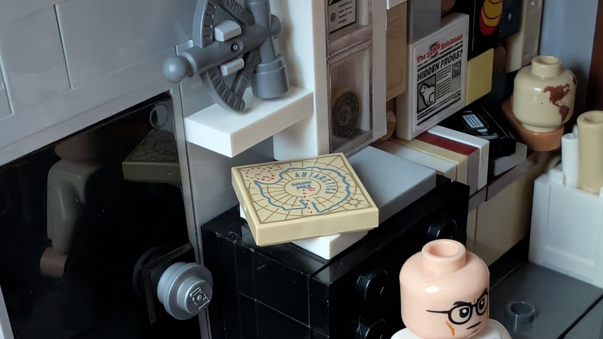 Picture of the Lego The X-Files set