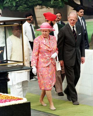 The Queen & Prince Philip Walking Without Shoes At Raj Ghat