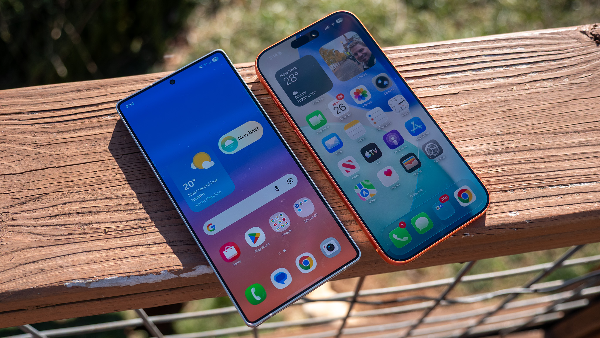 Comparing the displays of the Samsung Galaxy S25 Ultra and Apple iPhone 17 Pro Max in the sunlight