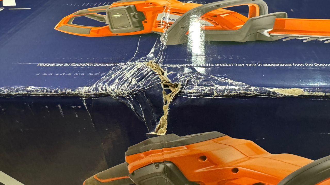 damaged delivery box of the Husqvarna Hedge Master 320iHD60