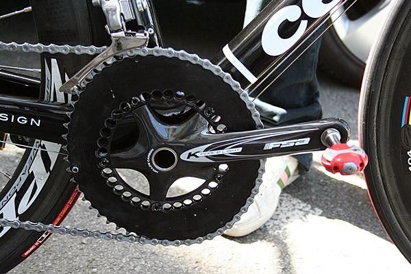 The use of non-round chainrings is spreading throughout the CSC-Saxo Bank team. Carlos Sastre apparently favors Rotor's Q-Rings.