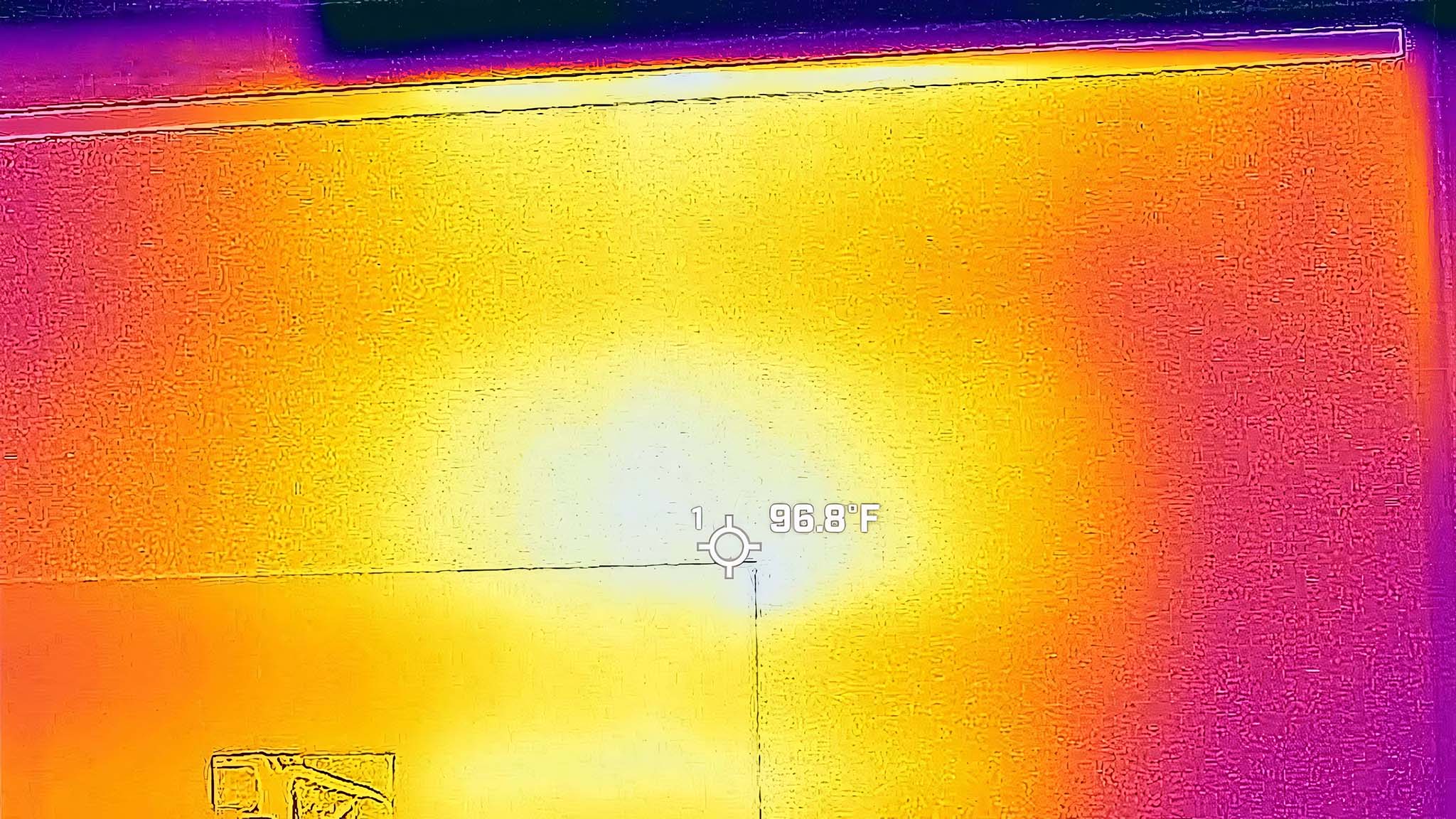 Closeup thermal image showing that the upper right corner on the front of the HP OmniStudio X AIO gets warm.