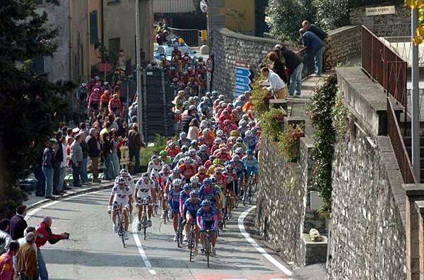 The colourful peloton led by Lampre-Caffita