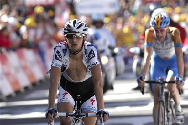 Frank Schleck (Saxo Bank) finishes ahead of Bradley Wiggins (Garmin-Slipstream)