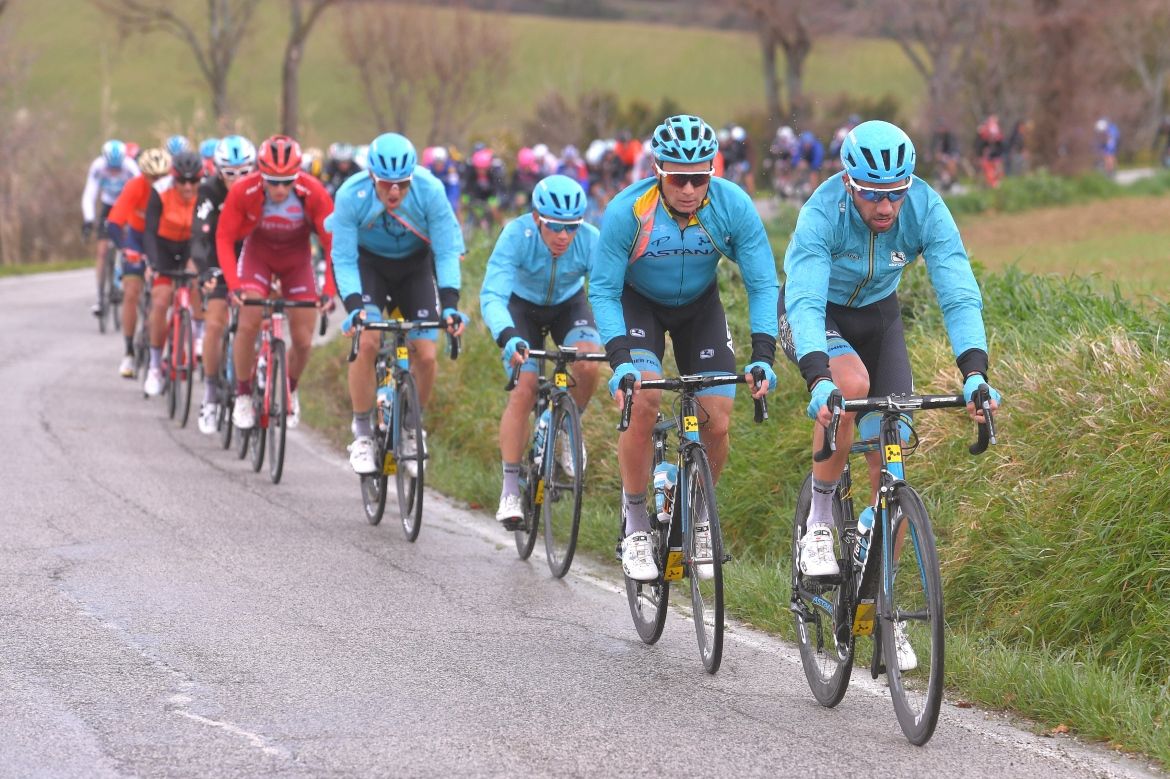 Astana lead the bunch