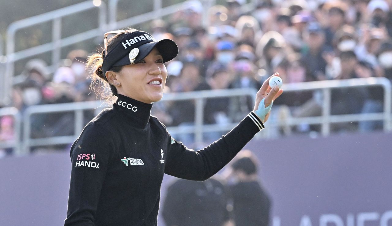 Ko waves to the crowd after her victory