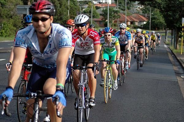 The 100-strong bunch make their way to the Goldie.