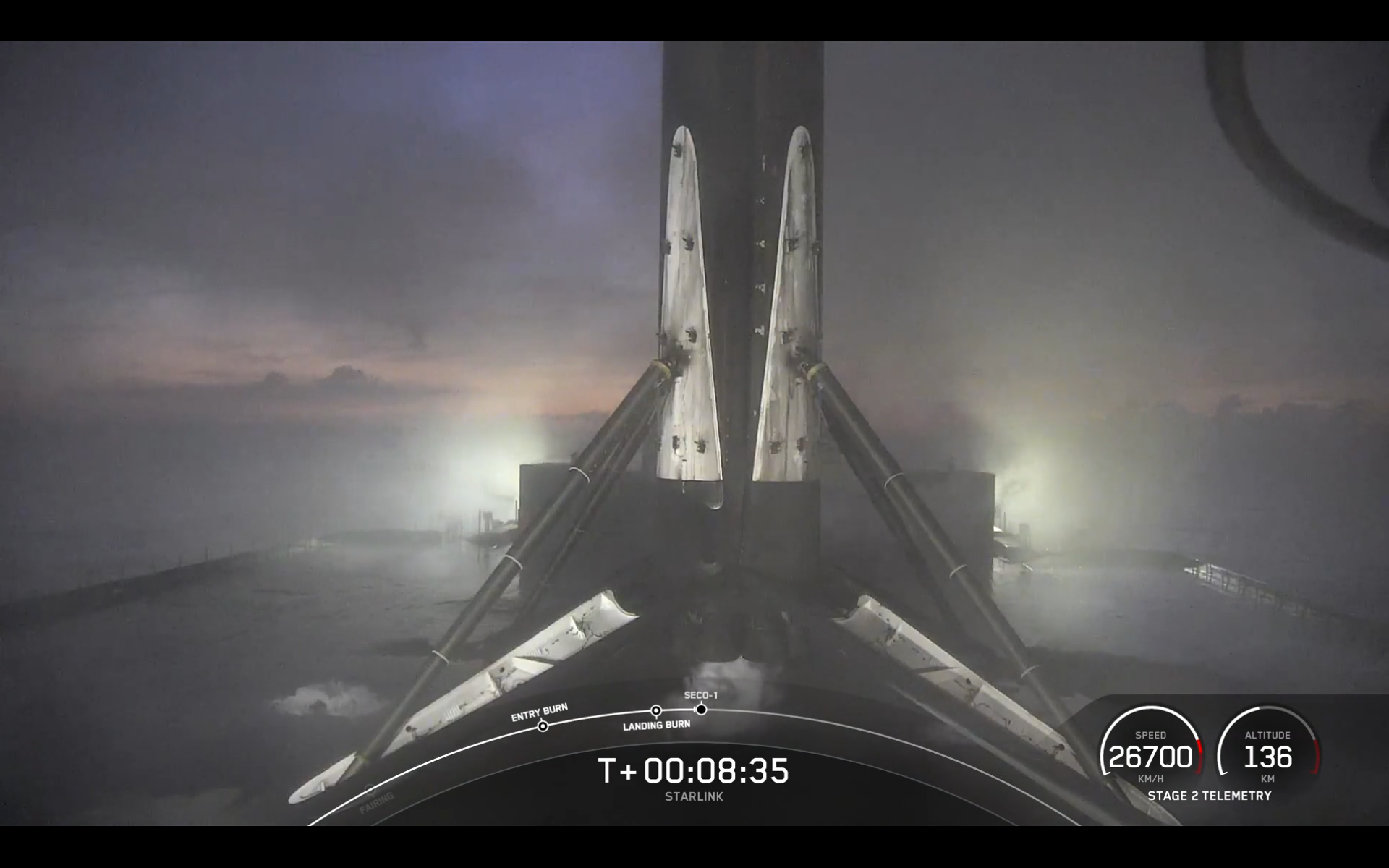 Un cohete SpaceX en blanco y negro se encuentra en un barco no tripulado que aterriza frente a la costa de las Bahamas el 18 de febrero de 2025.