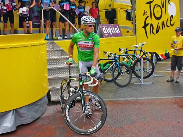 Thor Hushovd (Cerv&eacute;lo TestTeam) grabs his bike and heads to work.