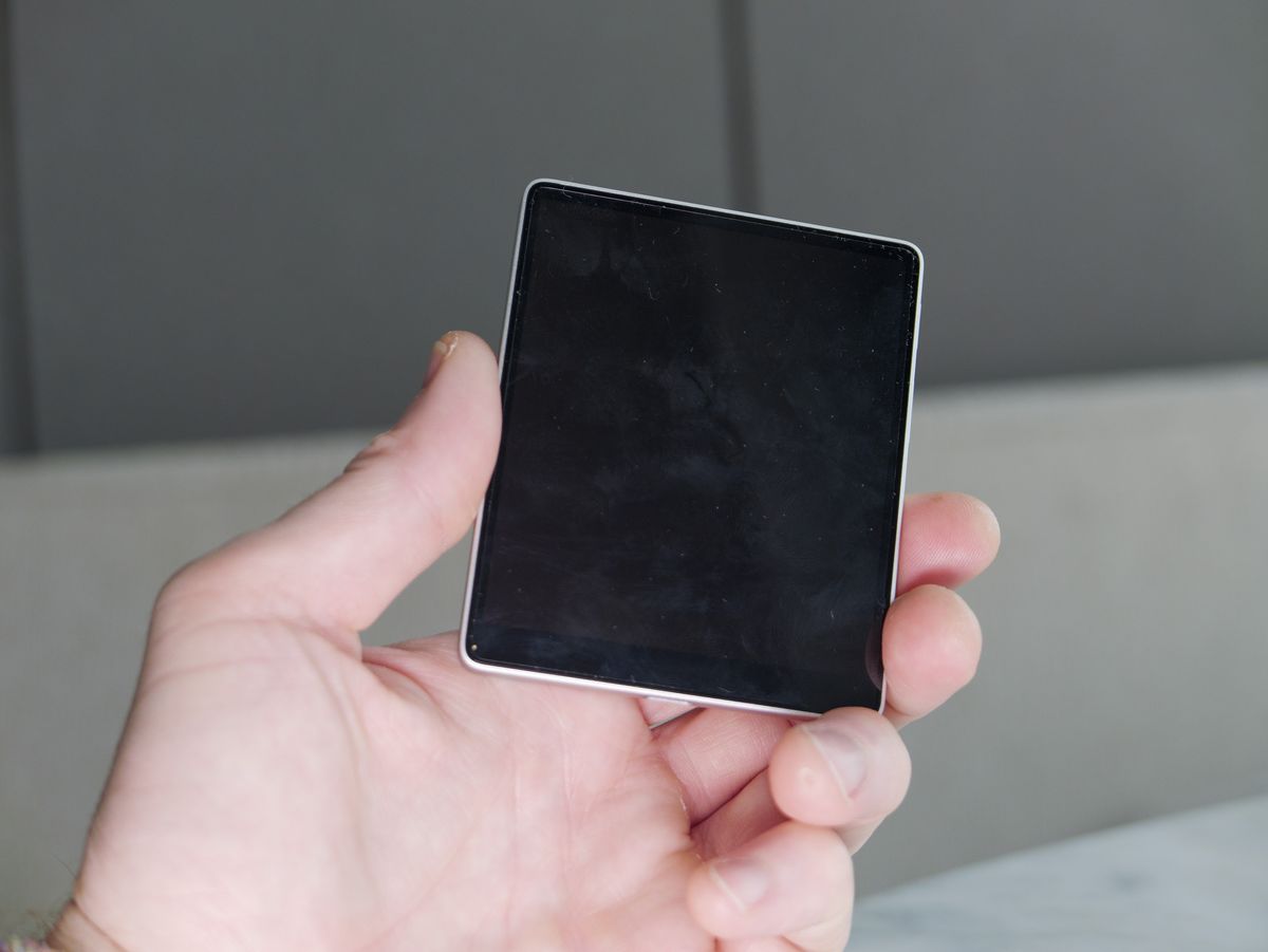 The Vivo selfie screen in user's hand