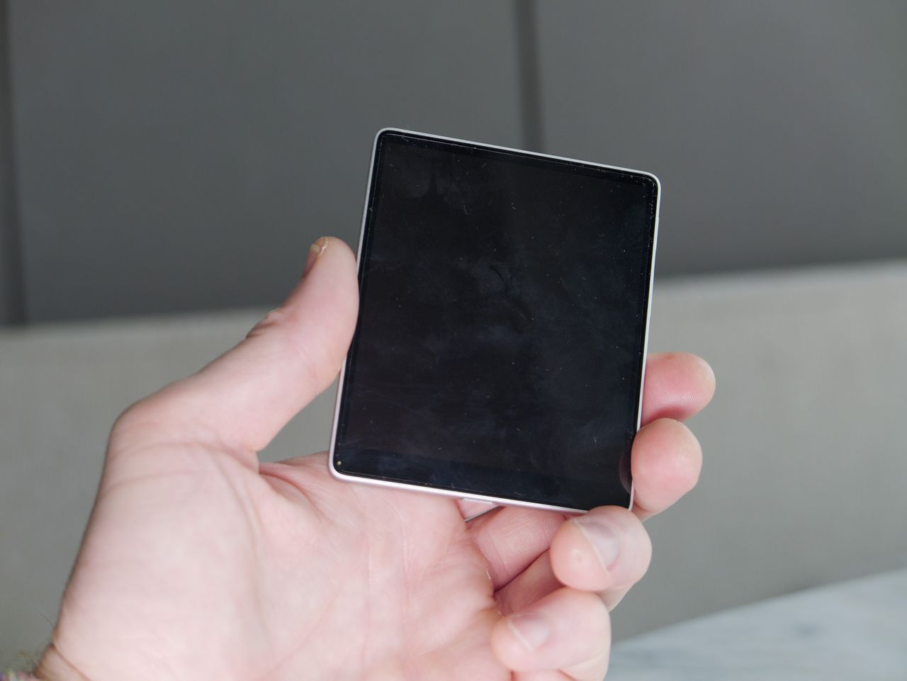 The Vivo selfie screen in user's hand