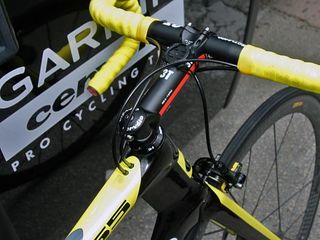 Cables are fed into the top of the top tube on Thor Hushovd's (Garmin-Cervélo) yellow-accented Cervélo S5
