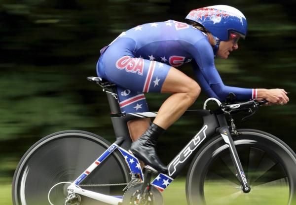 Kristin Armstrong (USA) powers to her second straight gold medal in the Olympic time trial.