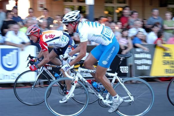Ashley Humbert (United Water) tussles with Wim Vansevenant (Davitamon-Lotto)