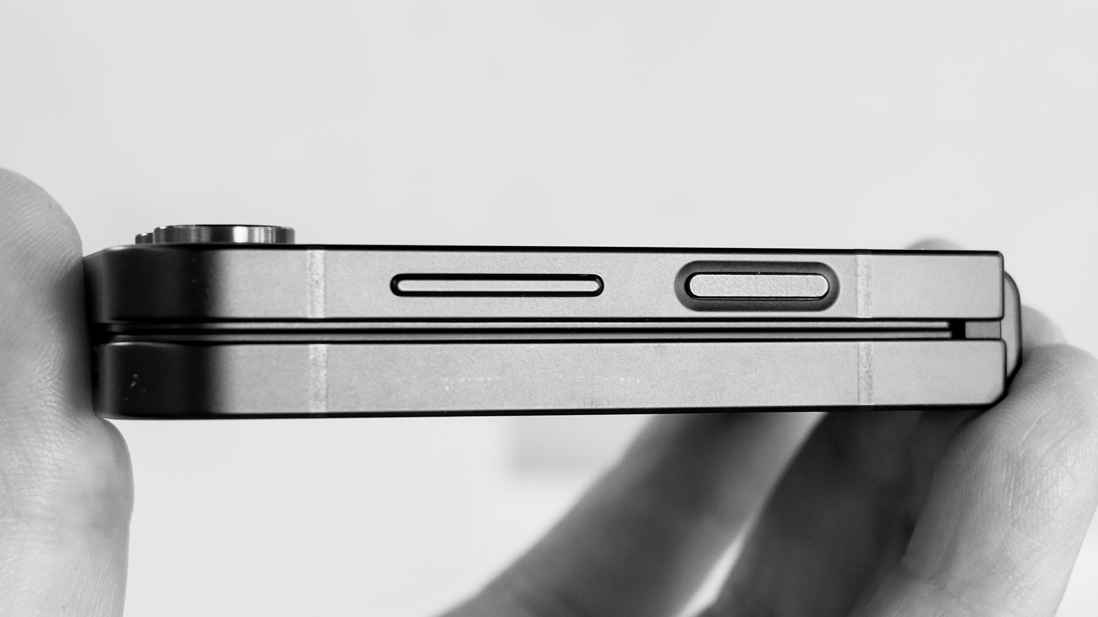 Samsung Galaxy Z Flip 7 FE from side