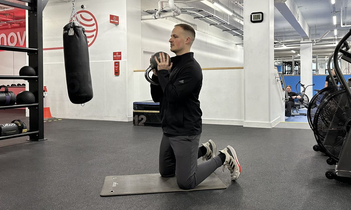 Ollie Thompson starting a kettlebell shoulder press