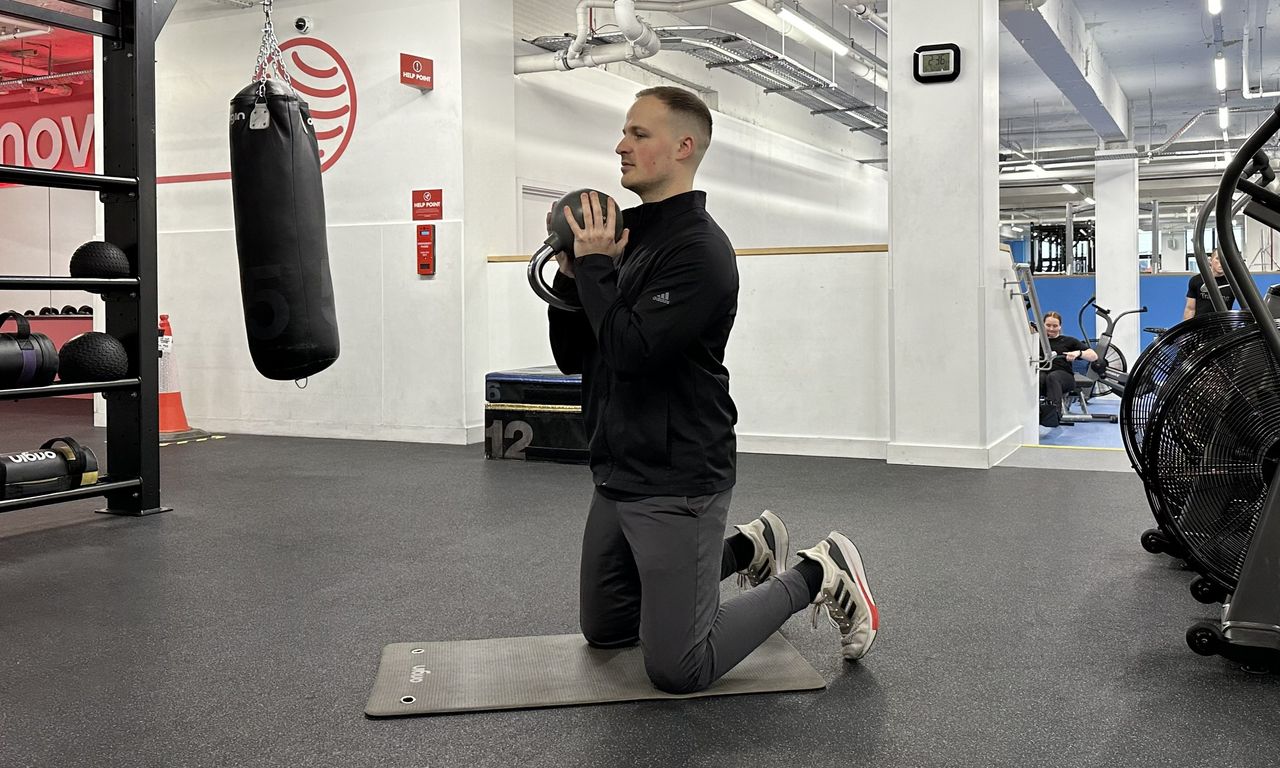 Ollie Thompson starting a kettlebell shoulder press