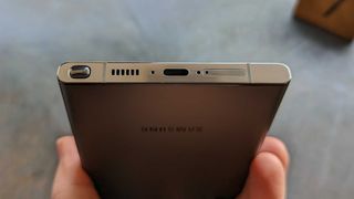 Samsung Galaxy S23 Ultran pohjassa oleva USB-C-liitäntä