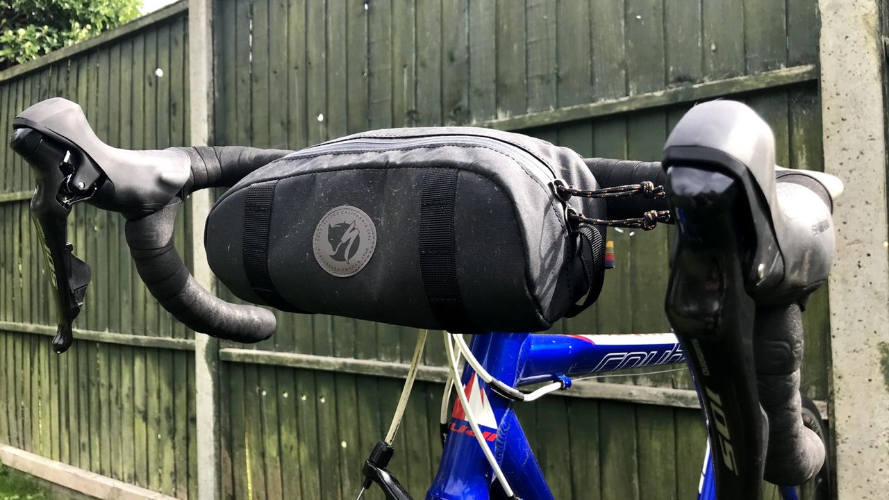 Specialized/Fjallraven S/F Handlebar Pocket bar bag attached to a bike