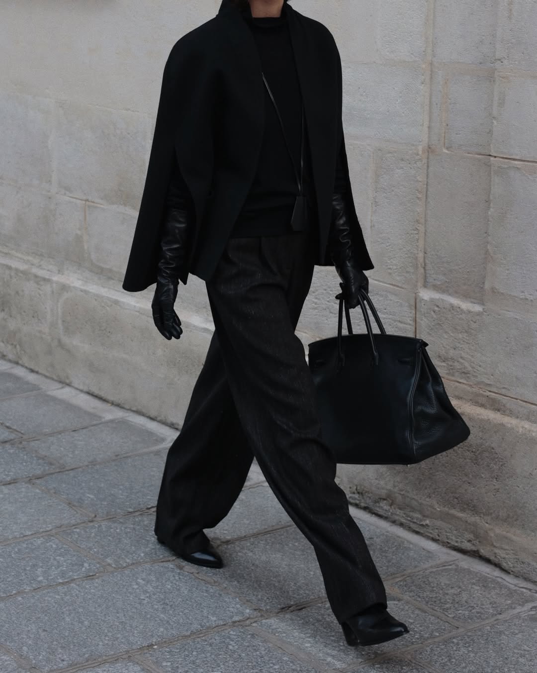 TRENDS FOR EVERY AGE 2026: @modedamour wearing long leather gloves