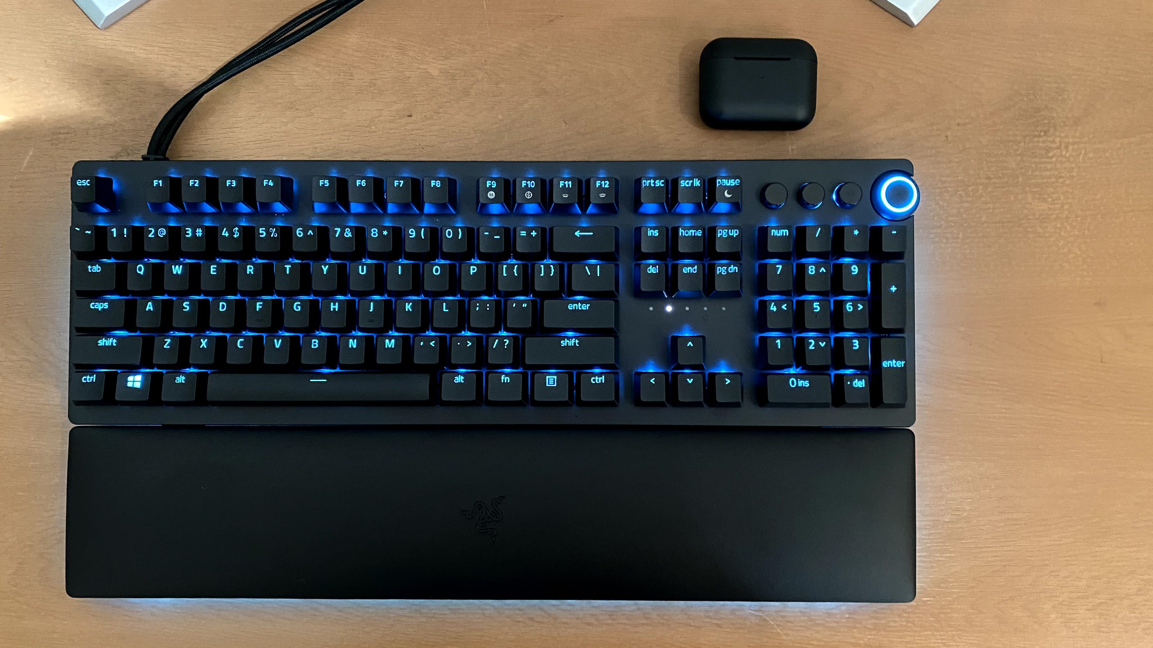 Et gaming-tastatur av typen Razer Huntsman V2 Analog på en lys bordplate.
