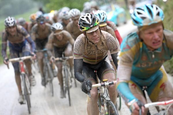 Evans covered in Tuscan mud on his way to winning 2010's 7th stage