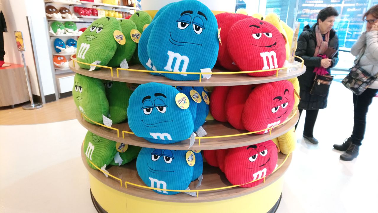 The bright light of M&amp;M World results in good color and clarity in the foreground, but blown-out highlights to the right.