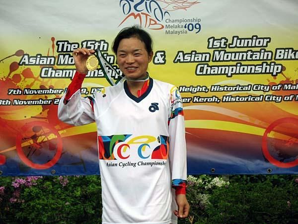 Ren Chengyuan (People's Republic of China) shows off her gold medal with a big smile.