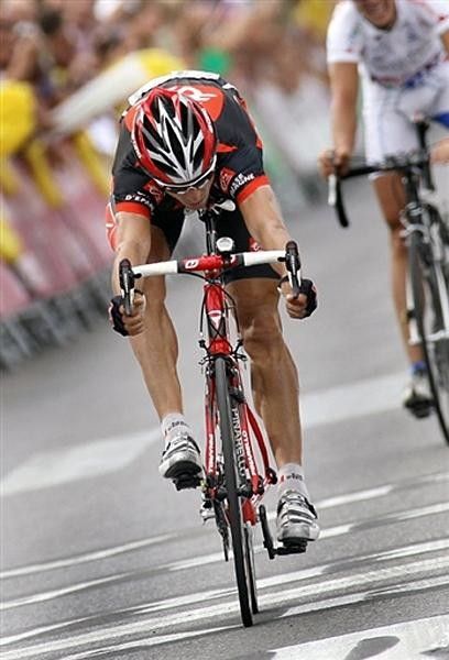 Imanol Erviti Ollo (Caisse d'Epargne) takes the win in stage 18.