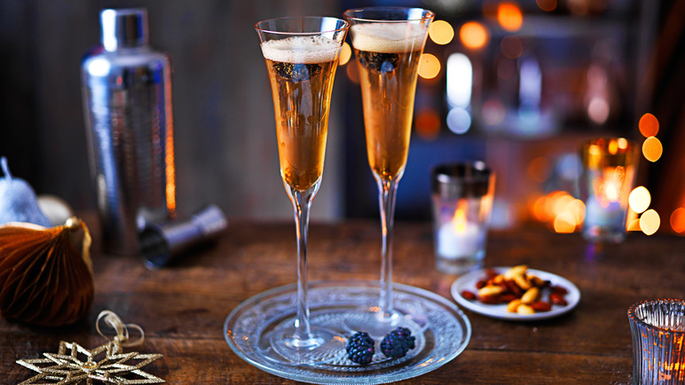 13-of-the-best-boozy-christmas-party-food-and-drink-recipes-7-1556668973-T3MT.jpg
